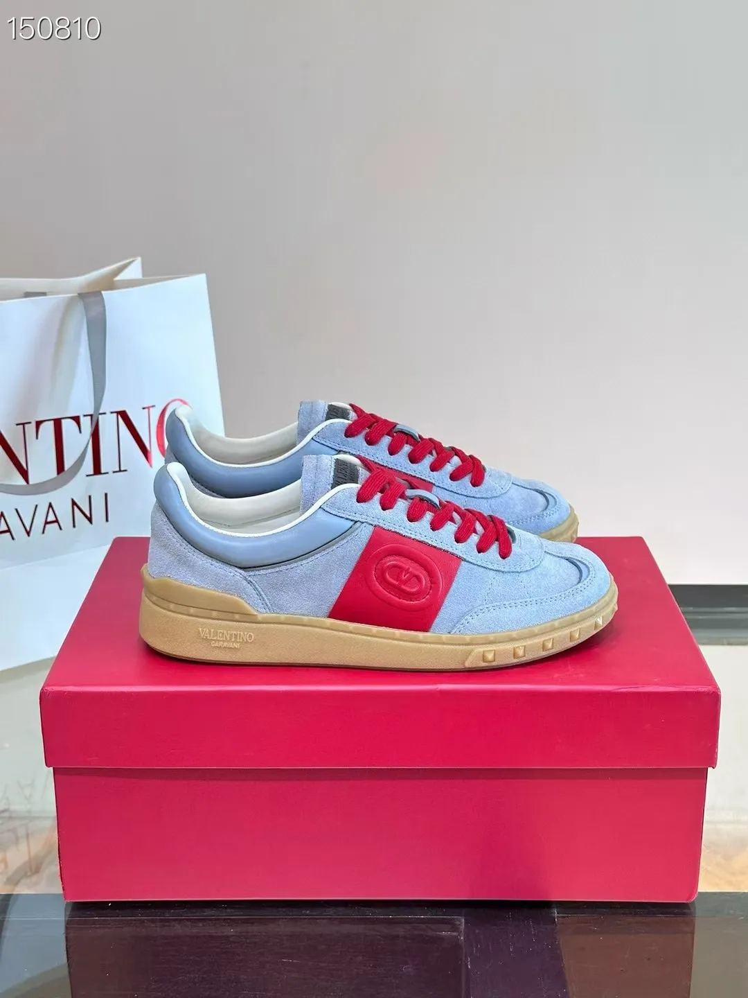 Men's men's shoes 💰440 [New style] 🐡🐡Original quality Top version on the market VALENTINO (Valentino) 2023 latest fashion week catwalk [couples 👫 style], unique design, fashionable people specialize in thin feet 🔥A fashion product of Baita [strong] Fabric: The toe is made of high mercerized triangular grain cowhide and A-grade full-grain cowhide tower, original lasting process Inner lining: cowhide lining + PU hanging mesh feet, heel and tongue decorated with VaIentin* shallow relief oversized rivets Size: 38-44 (45 can be customized